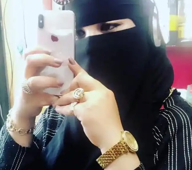 فتاة بيدها جوال