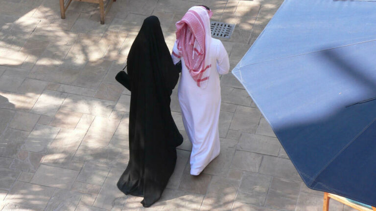في السعودية : شاب دفع مبلغاً كبيراً من المال مهراً لابنه عمه.. وبعد يومين من الزواج كانت المفاجأة!