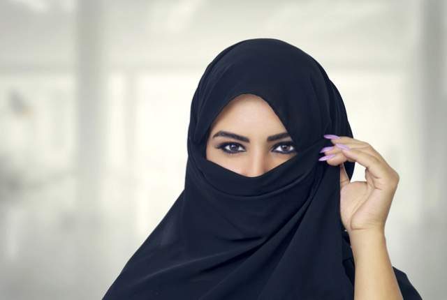 فتاة سعودية تعجب بشاب وسيم وأصغر منهإ وبعد مرور 6 أشهر وقعت الكارثة التي صدمت الجميع!