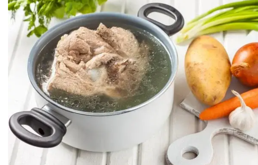 لربات المنازل..تعرفي على سر وضع نواة التمر في وعاء سلق اللحم