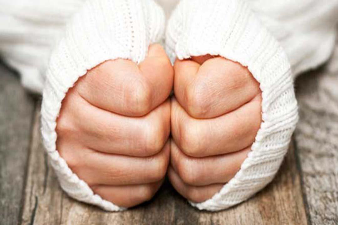 لا تتجاهل وحذر فوراً .. برودة الأطراف في الشتاء مؤشر لأمراض خطيرة 
