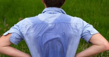 إنتبه اذا كنت تتعرق كثيرًا عندما لا يكون الجو حارًا.. قد تعانى من هذه الحالة الخطيرة