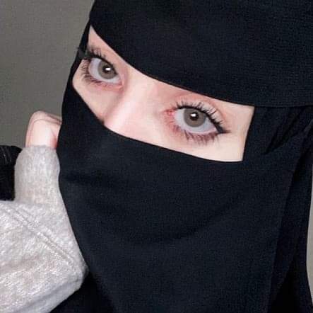 فتاة سعودية تعرفت على صديقتها عبر مواقع التواصل وفي أول لقاء مباشر كانت الصاعقة