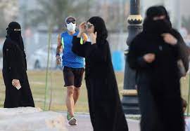 فضيحة صاعقة تكشفها الكاميرا..فتاة سعودية لم تستطع السيطرة على نفسها أمام بائع عطور فائق الجمال وداهمته بفعل مخجل
