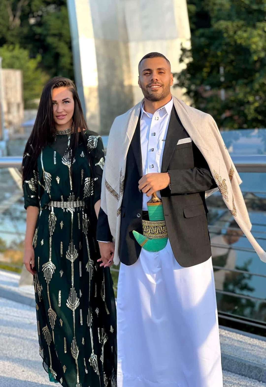 شاهد الصورة .. شاب مصري يتزوج من فتاة  اوكرانيه ويرتديان الزي اليمني و الشاعر الرويشان يعلق بهذه الكلمات!