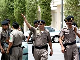 شاهد ..مداهمة مفاجئة لمنازل مسئولين سعوديين متهمين.. وما عُثر عليه من مضبوطات صادم الجميع
