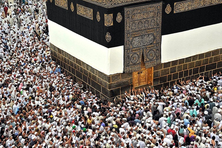 السعودية تُعلن مصير أكثر من 100 شخص في الكعبة وهذا مايقومون به بعلم الجميع