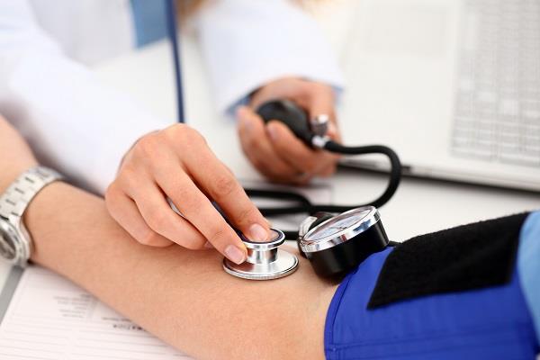 اكتشف ارتفاع ضغط الدم بدون طبيب .. 4 علامات خطيرة تحدث لجسمك لا تتجاهلها ابداً.. تعرف عليها الان