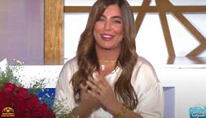 أشهر مذيعة في قناة إم بي سي تستضيف شابا وسيما لتعلن الزواج منه بعد أشهر .. شاهد ؟