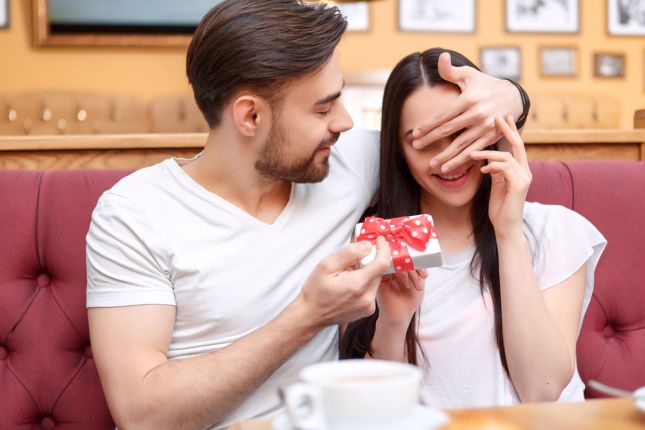 « زيت الزيتون والثوم والقرنفل » معجزة  الأزواج في غرفة النوم.. تناوله بهذه الطريقة ؟