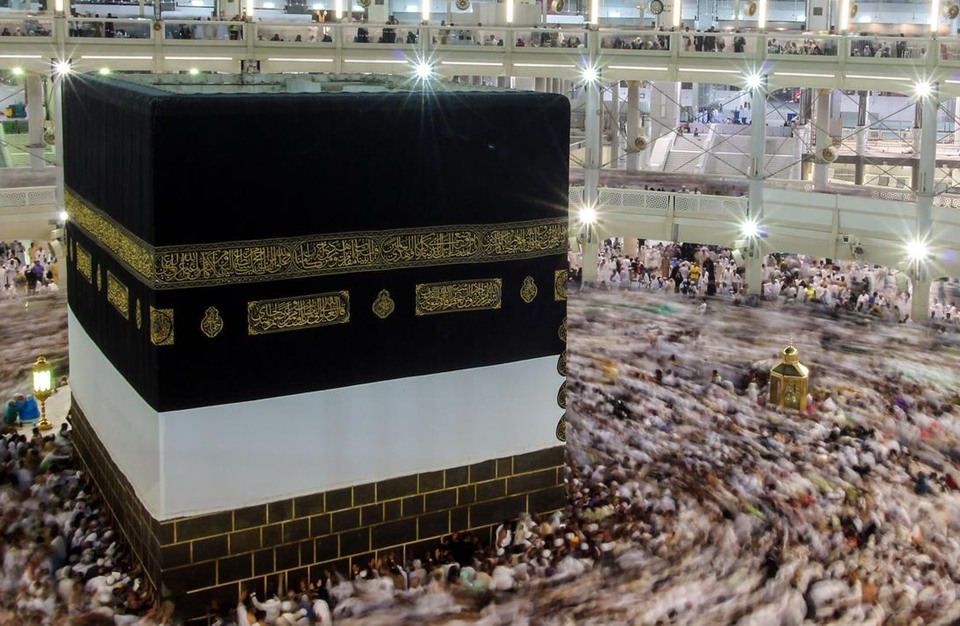 تحذير عاجل : هذا ما سيحدث لك اذا قمت بالتصوير في بيت الله الحرام اثناء طوافك حول الكعبة المشرفة