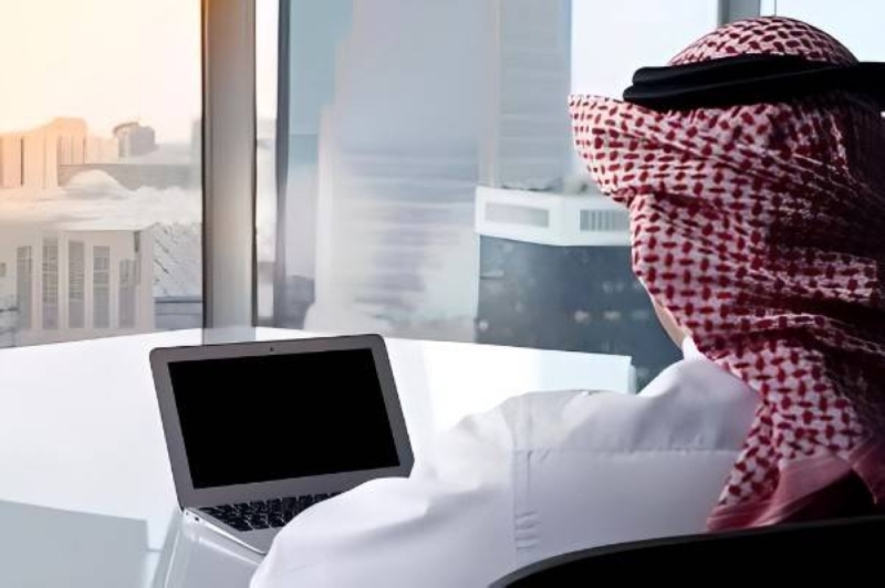 محامي سعودي يجيب  .. ما هي عقوبة غياب الموظف عن العمل بعد إجازة العيد؟