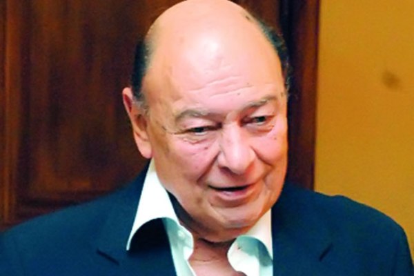 لأول مرة.. شاهد صور لنجل الفنان الكبير « أحمد رمزي » المعاق الذي أخفاه عن الجميع و لم يظهر إلا بعد وفاته ؟