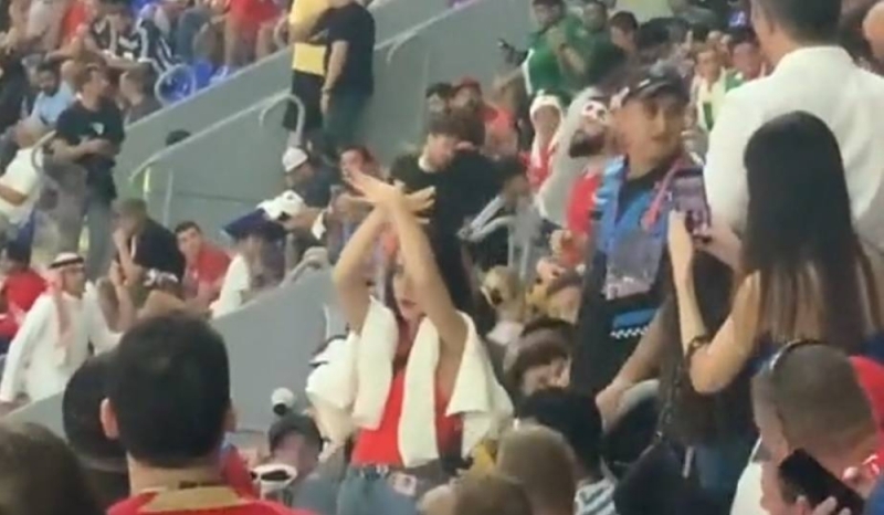 إشارة باليد تتسبب بطرد مشجعة من كأس العالم (شاهد)