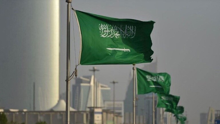 ضربة موجعة للوافدين في السعودية.. توطين مهن وأنشطة جديدة بنسبة 70% والموارد البشرية توضح الأسباب!