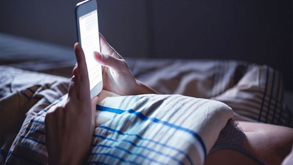 فتاة تقبض على الهاتف