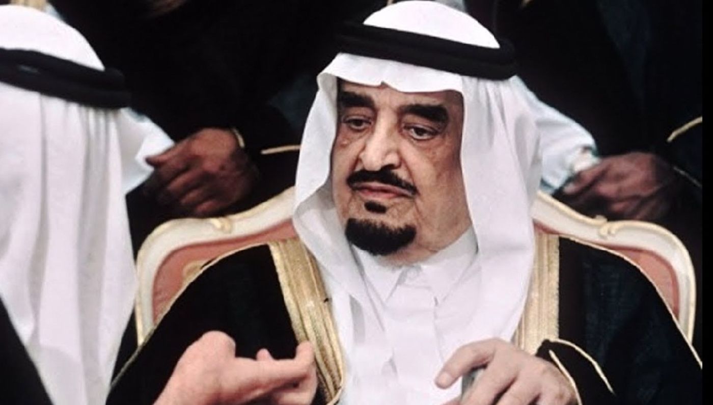 شاهد صورة نادرة للملك السعودي الراحل فهد بن عبدالعزيز في شبابه برفقة أول ممثل عربي في هوليوود
