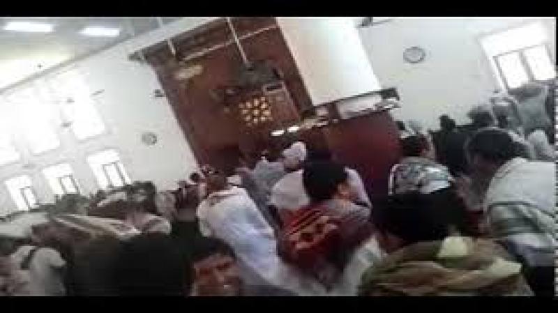 شاهد خطيب حوثي يتطاول و يسب الصحابة على المنبر.. وهكذا كان الرد العاجل والمفاجئ من المصلين (فيديو)