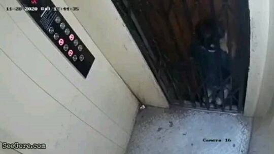 مؤلم جدا .. شاهد بالفيديو لحظة مصرع طفل داخل مصعد يثير ضجة واسعة في مواقع التواصل الاجتماعي 