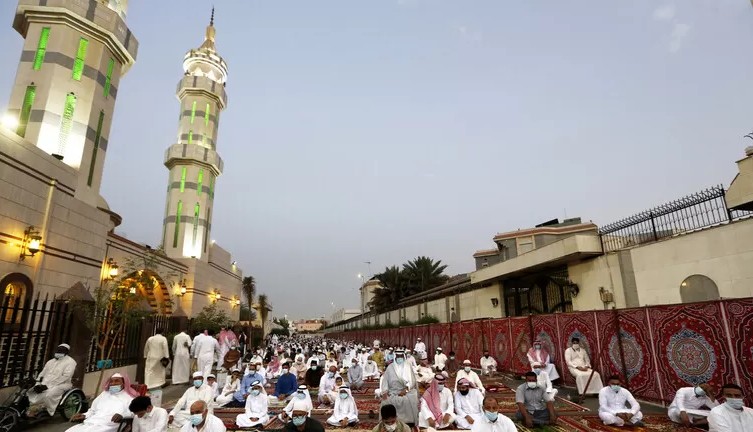 اصدار قرار يمنع الجميع من ممارسة عادات وامور روتينيه في كافة المساجد في السعودية 