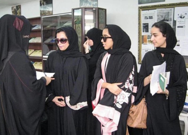 صادم : تسريب فيديو لـ 5 طالبات سعوديات وهن باوضاع مخلة بعد خروجهن من الجامعة ..شاهد