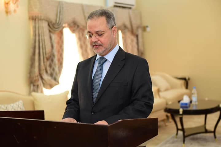 داهية السياسية في اليمن .. يطلق عليه اليمنيون هذا الوصف ويصاب الحوثيون بالرعب عند ذكر إسمه في أي مفاوضات من اوصل القضية الى العالم !