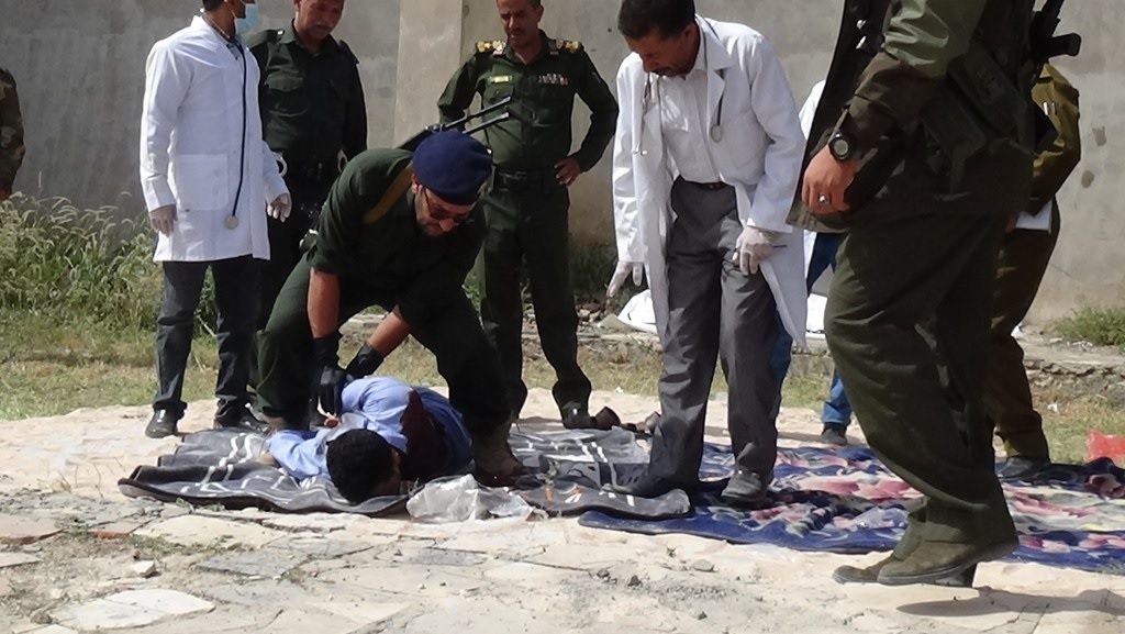 شاهد أولى لحظات إعدام قتلة الشاب  عبدالله الاغبري  داخل السجن المركزي بصنعاء 