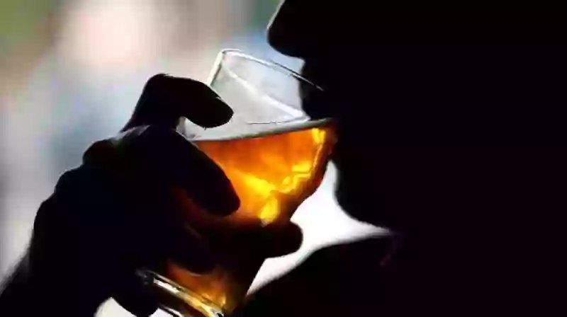 خبير سعودي يثير الجدل بما قاله عن فوائد شرب الخمور للقلب