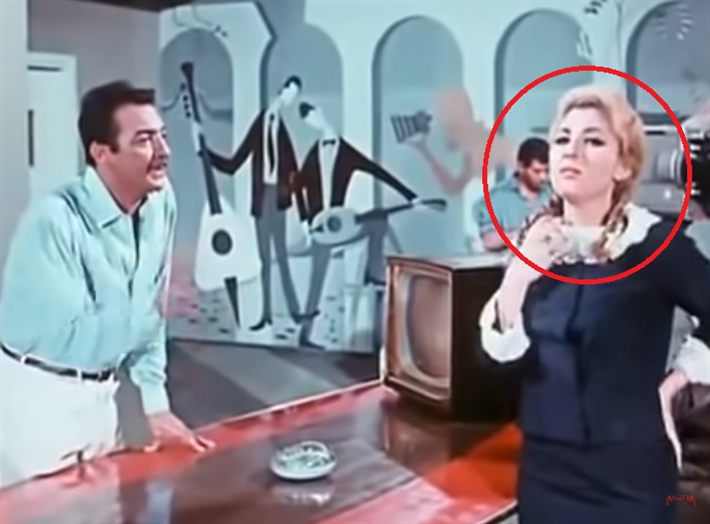 اكتشاف خطأ فادح  لم يلاحظه أحد في مشهد نادية الجندي من فيلم «صغيرة على الحب» والأخيرة يجن جنونها !