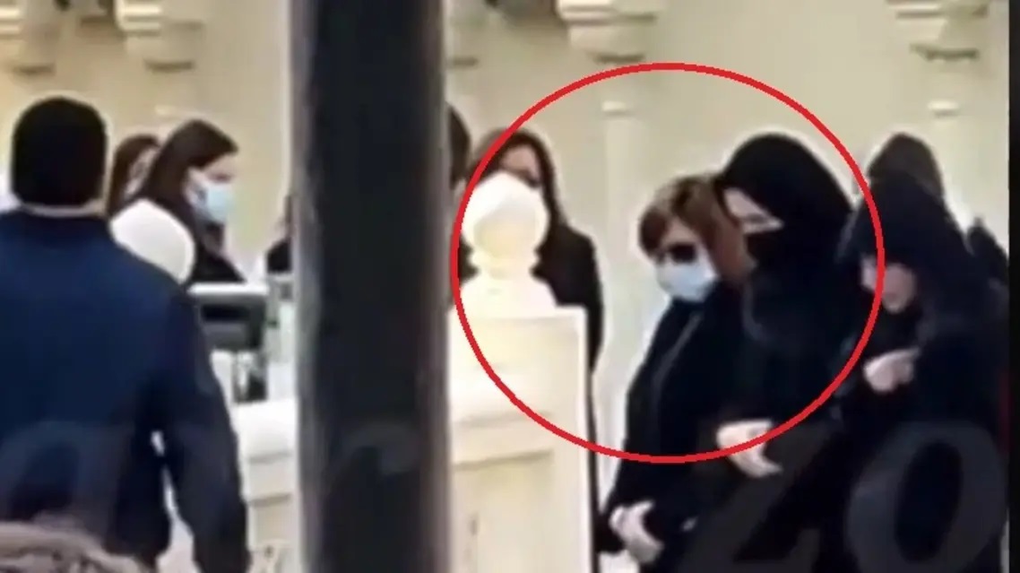  إلهام شاهين وهي تصلي بدون حجاب