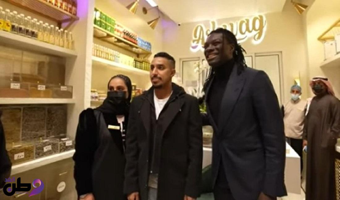 اول ظهور مفاجئ وجذاب لزوجة لاعب السعودية سالم الدوسري بصورة محمصة ابهرت العالم (شاهد)