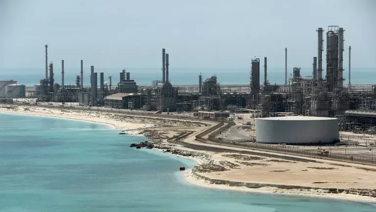 نفط السعودية في خطر  .. هذه الدولة ستصبح  قمة بالثراء بعد اكتشاف أكبر بئر نفطي فيها.!