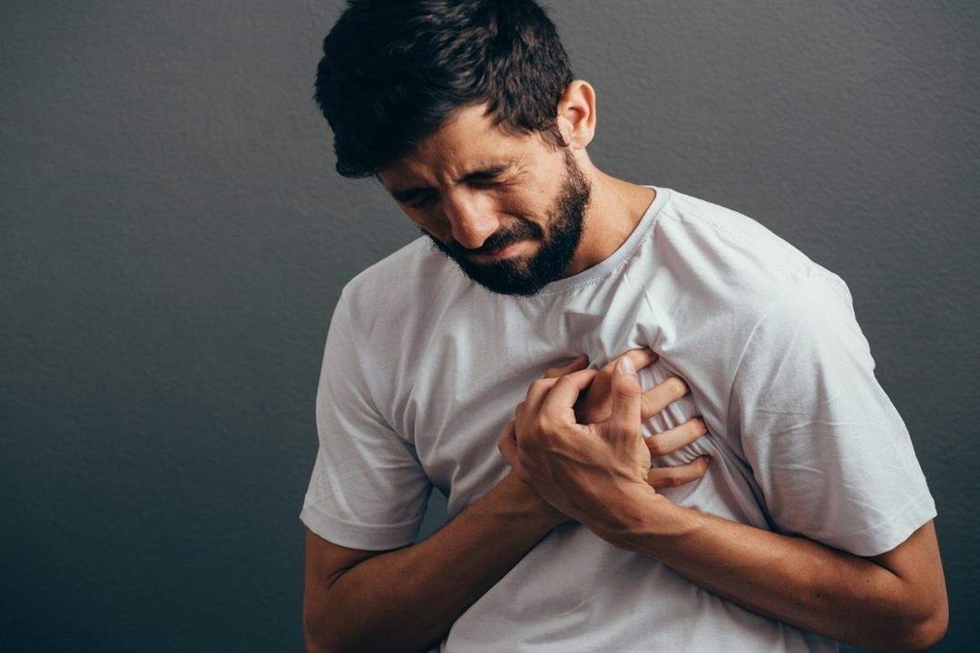 طبيب سعودي يفجر قنبلة.. ويكشف السبب الرئيسي لإصابة الشباب بجلطات القلب؟