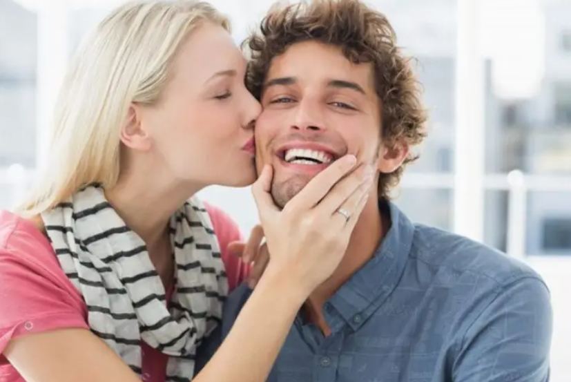 لماذا يفضل الرجل المرأة القصيرة وينجذب إليها أكثر من الطويلة 
