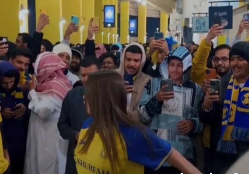 شاهد عاشقة رونالدو بالسعودية تظهر بملابس رياضية مثيرة وتجمهر كبير حولها بأحد مراكز التسوق بالمملكة