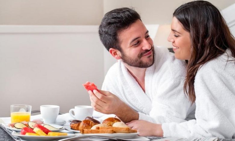 للرجال فقط..  اليك الطريقة الصحيحة لإستخدام «زيت الزيتون والثوم والقرنفل» بديلا عن الفياجرا بغرفة النوم ؟