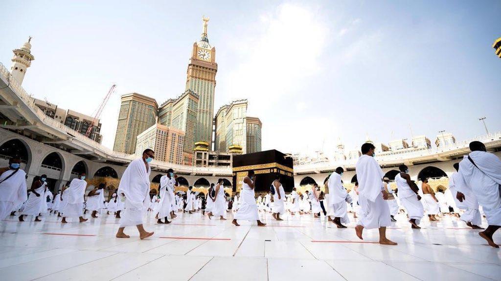 امرأة تفاجىء الجميع وتظهر محرمة بزي الرجال الشرعي في صورة أثناء العمرة بالسعودية 