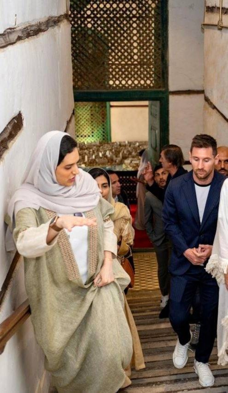 شاهد أميرة سعودية فاتنة الجمال تستقبل اللأعب « ليونيل ميسي » في جدة ( شاهد الصور) 