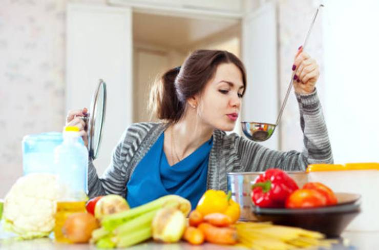عادة خطيرة يمارسها الكثيرون و تسبب قرحة المعدة وارتفاع السكر في الدم بشكل خطير جدا ..نهانا عنها رسول الله تجنبوها فوراً