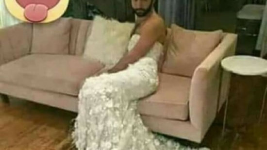 مشهور سعودي من زميله في العمل ونشر صورته بفستان الزفاف بدون خجل..لن تصدق الجمال والأنوثة التي يتمتع بها..شاهد الصور 
