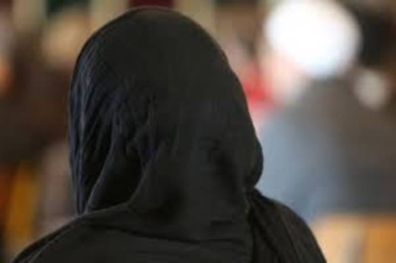 رد قاتل ..فتاة سعودية لم تستطع تمالك نفسها أمام شاب وسيم يعمل في محل.. لن تصدقوا ماذا طبت منه؟