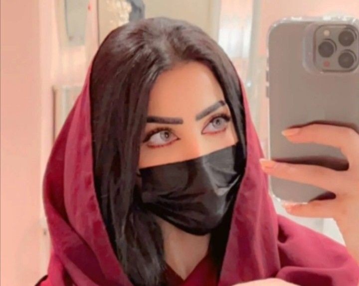 فتاة سعودية لم تستطيع ان تتمالك نفسها أمام وسامة شاب وسيم يعمل في محل لبيع العطور .. لن تصدق ماذا طلبت منه !