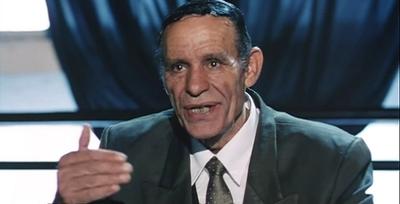 أشهر فنان مصري سقط ميتا وهو يقرأ القرآن وغسل وكفن مرتين والغريب لم يحضر جنازته أحد والمفاجأة في أولاده الفنانين ! .. شاهد من هو ؟ 