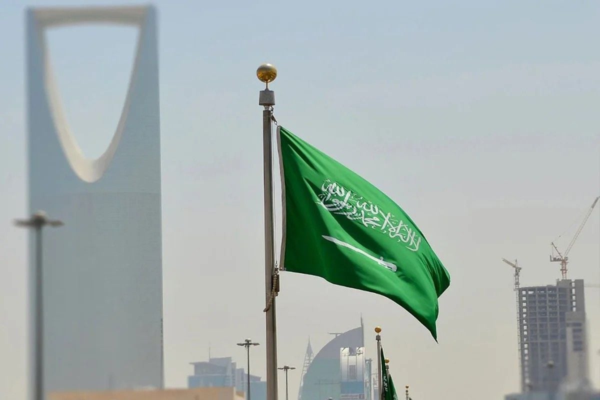 شاهد خبير سعودي يوضح آلية الإعفاء من رسوم العمالة ويزف بشرى سارة للوافدين