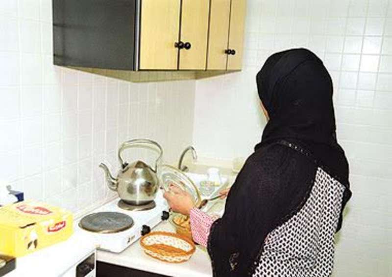 سعودية وضعت كاميرا مراقبة في المطبخ.. فأكتشفت مفاجأة صادمة تفعلها الخدامة كل يوم في العصير !