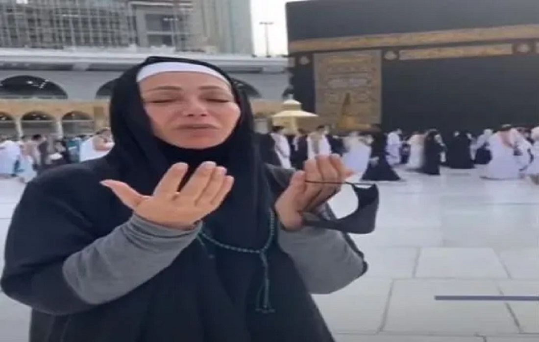 ليلى علوي بجوار الكعبة