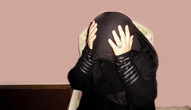 دخل على أمه وهي تضاجع عشيقها على السرير بعد مغادرة والده للعمل .. لن تصدق كيف كانت ردة فعله بعد الصدمة الصاعقة