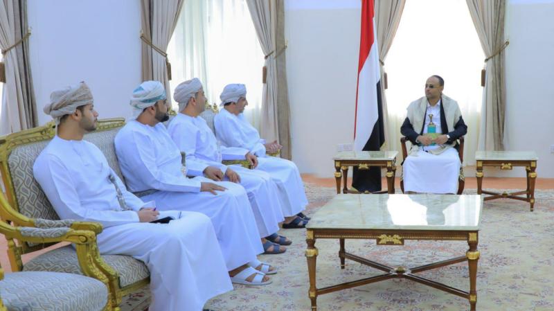 وفد عماني يزور العاصمة صنعاء ويلتقي مع قيادات الحوثي .. الكشف عن آخر مستجدات اللقاء !