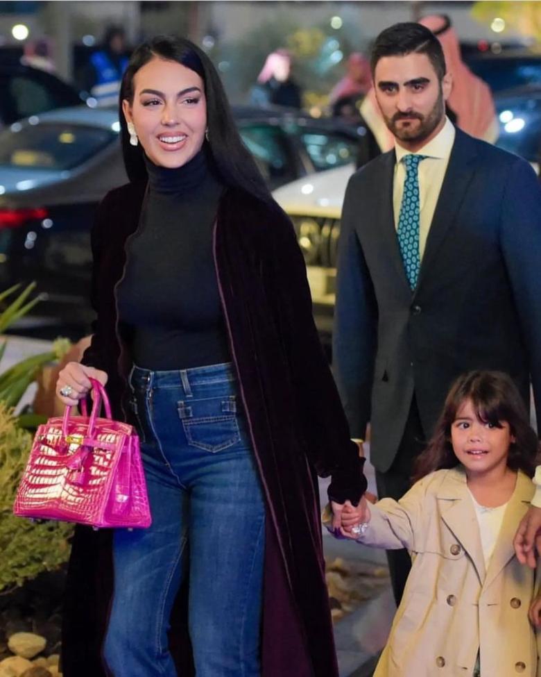 فتاة سعودية تنافس جورجينا رودريغيز بالجمال وجعلتها تغار منها بعد ان خطفت انظارالمتابعين ! .. شاهد