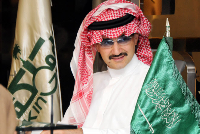 شاهد الامير السعودي الوليد بن طلال يفاجئ الجميع ويصرح بزواجة من هذه الفتاة وينشر اول صورة لهما!!